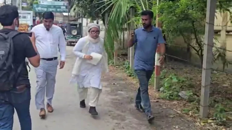 বাবার লাশ ঢাকায়, মায়ের মুক্তির জন্য মুন্সীগঞ্জে দৌড়াচ্ছেন দীপু মনির মেয়ে