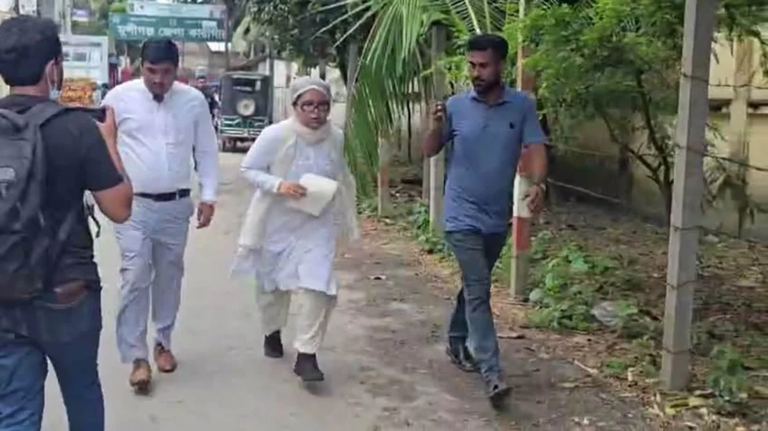 বাবার লাশ ঢাকায়, মায়ের মুক্তির জন্য মুন্সীগঞ্জে দৌড়াচ্ছেন দীপু মনির মেয়ে