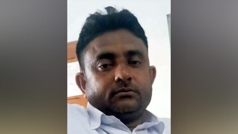 ‘মোর ছইলটাক আর মারেন না, মোকে মারি ফালাও’: মায়ের সামনেই ছেলেকে কুপিয়ে হত্যা