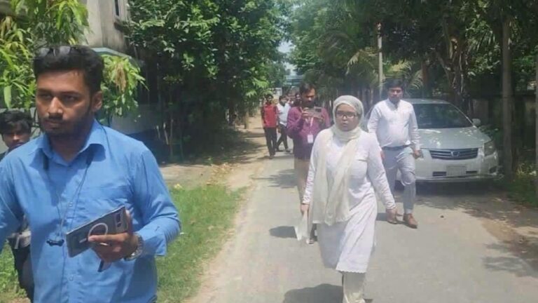 বাবার শেষ বিদায়ে মায়ের মুক্তি, ঢাকা থেকে মুন্সিগঞ্জ ছুটোছুটি দীপু মনির মেয়ের