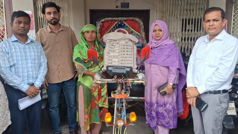 ৩ মেয়েকে নিয়ে রিকশার হ্যান্ডেলে হেলেনার জীবনযুদ্ধ, সহায়তা ইউএনও’র
