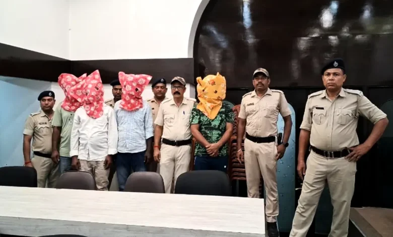 ভারত থেকে বাংলাদেশে পাচারে অস্ত্রের বিশাল চালান জব্দ, তৃণমূল কংগ্রেসের নেতাসহ গ্রেপ্তার ৪