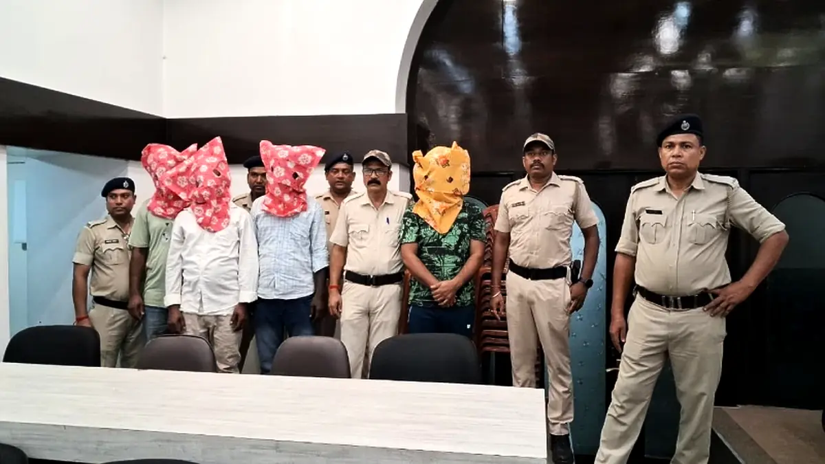 ভারত থেকে বাংলাদেশে পাচারে অস্ত্রের বিশাল চালান জব্দ, তৃণমূল কংগ্রেসের নেতাসহ গ্রেপ্তার ৪