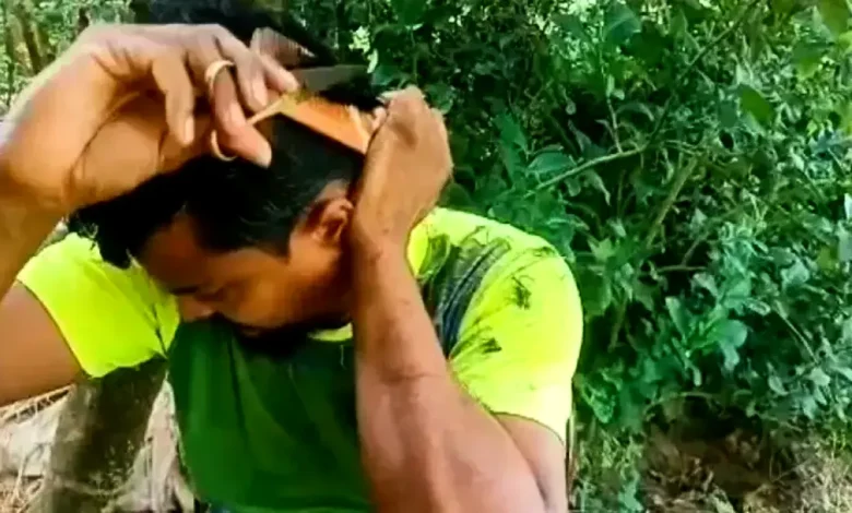 নাপিতের কাছে যাওয়ার সময় নেই, ১৭ বছর ধরে নিজের চুল নিজেই কাটেন মুজাহিদ