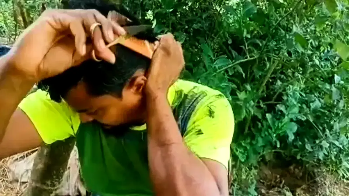 নাপিতের কাছে যাওয়ার সময় নেই, ১৭ বছর ধরে নিজের চুল নিজেই কাটেন মুজাহিদ