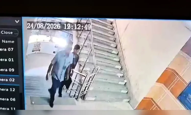 ব্যাংকের ভেতর থেকে গ্রাহকের প্রায় ৮ লাখ টাকা চুরি