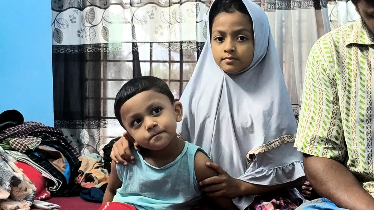 বঙ্গোপসাগরে জাহাজডুবি: বাবার নিখোঁজ সংবাদ বোঝে না মারিফুল ও মোয়াজ