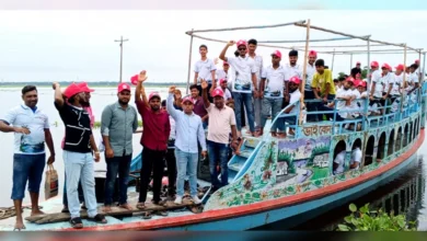 নৌকা ভ্রমণে গান-বাজনা নয়, মাদকবিরোধী বার্তা দিলেন যুবসমাজ