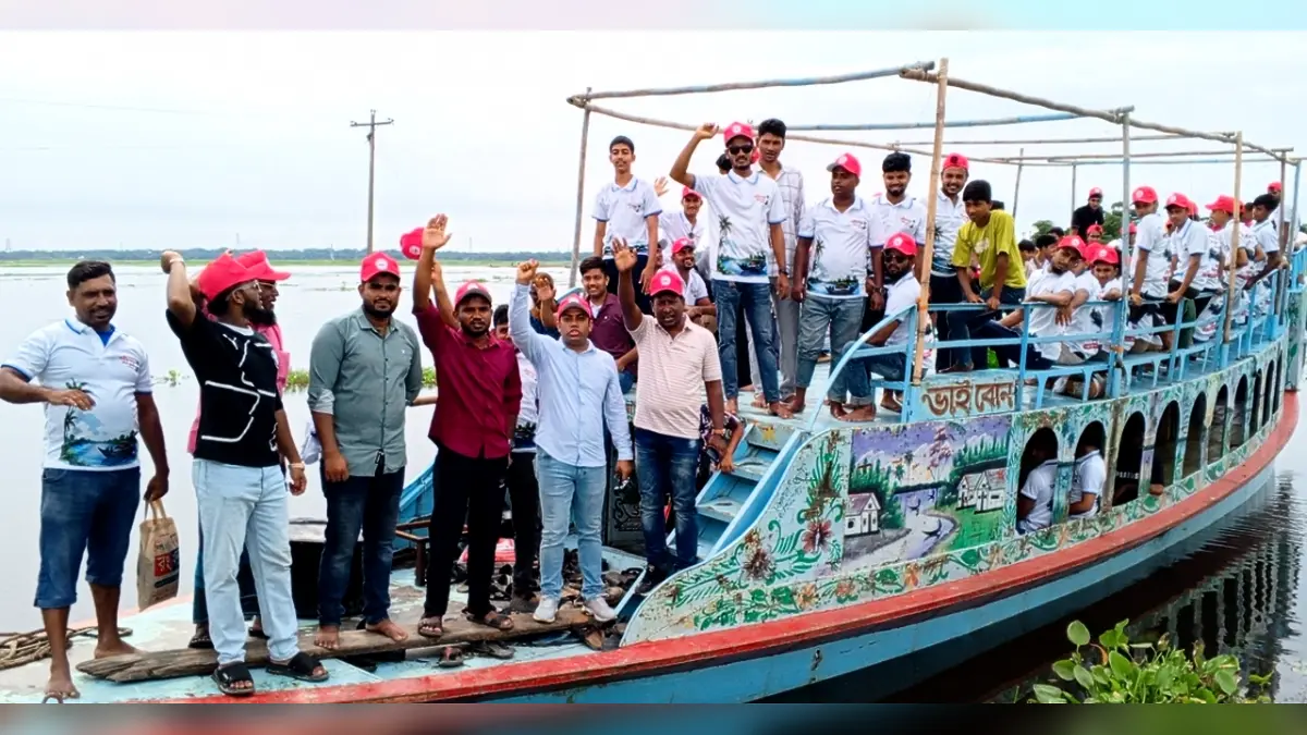 নৌকা ভ্রমণে গান-বাজনা নয়, মাদকবিরোধী বার্তা দিলেন যুবসমাজ