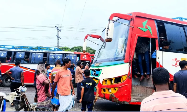 বরিশাল-ঢাকা মহাসড়কে থ্রি-হুইলার চালকদের অবরোধ, অভ্যন্তরীণ রুটে বাস চলাচল বন্ধ