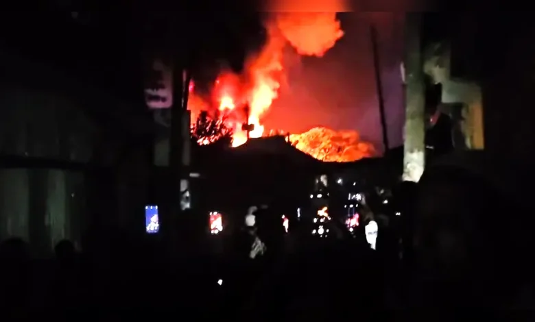 ভোলার দৌলতখানে ভয়াবহ অগ্নিকাণ্ড: ৯ স্থাপনা পুড়ে ছাই, অর্ধ কোটি টাকার ক্ষয়ক্ষতি