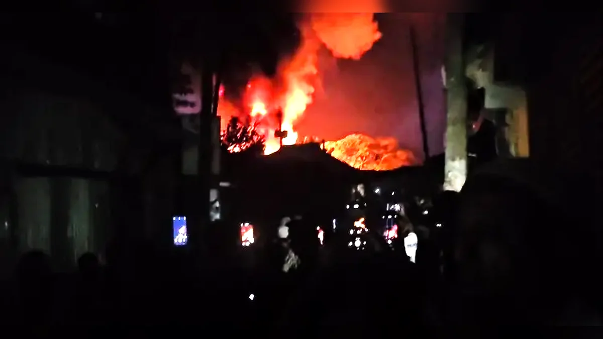 ভোলার দৌলতখানে ভয়াবহ অগ্নিকাণ্ড: ৯ স্থাপনা পুড়ে ছাই, অর্ধ কোটি টাকার ক্ষয়ক্ষতি