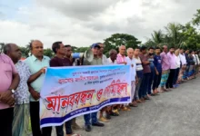 শ্মশানের জমি দখলের প্রতিবাদে গ্রামবাসীর মানববন্ধন