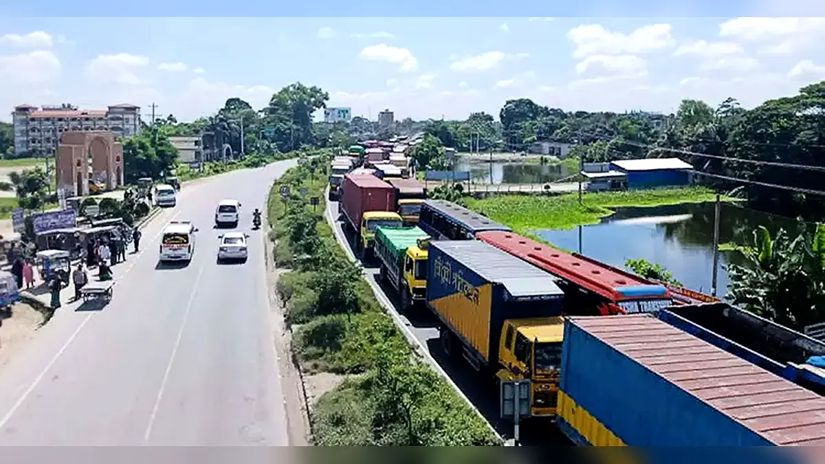 ঢাকা-চট্টগ্রাম মহাসড়কে দীর্ঘ যানজটে আটকে অ্যাম্বুলেন্সেই প্রাণ গেল রোগীর
