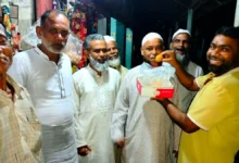 ড. মঈন খান মন্ত্রী হওয়ায় মিষ্টি বিতরণ