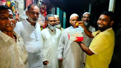 ড. মঈন খান মন্ত্রী হওয়ায় মিষ্টি বিতরণ