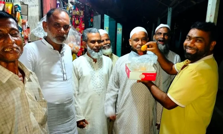 ড. মঈন খান মন্ত্রী হওয়ায় মিষ্টি বিতরণ