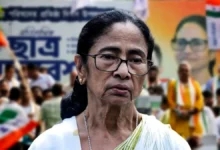 এবার পুলিশের সঙ্গে ধস্তাধস্তির মামলার পেঁচে মমতা
