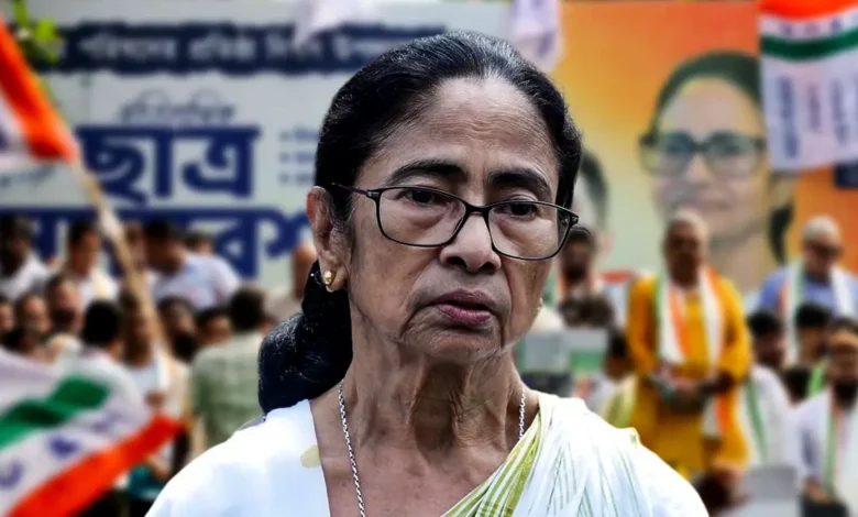 এবার পুলিশের সঙ্গে ধস্তাধস্তির মামলার পেঁচে মমতা