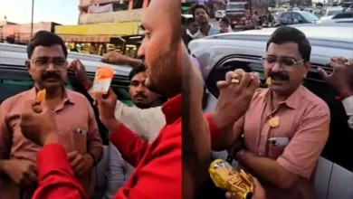 ঘুষ নেওয়ার অভিযোগ: সরকারি কর্মকর্তার মুখে মেয়াদোত্তীর্ণ বিস্কুট গুঁজে দিল জনতা!