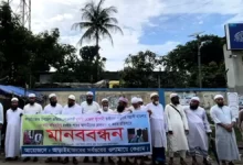 জমিয়ত নেতার বাড়িতে হামলা: আসামিদের গ্রেফতার দাবিতে থানার সামনে অবস্থান