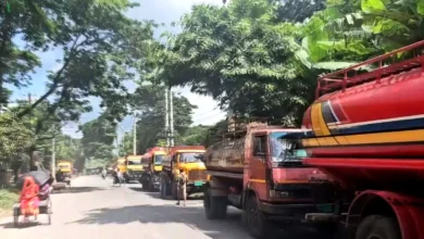 চাঁদাবাজি বন্ধের দাবিতে মহাসড়কে ট্যাংকলরি শ্রমিকদের বিক্ষোভ