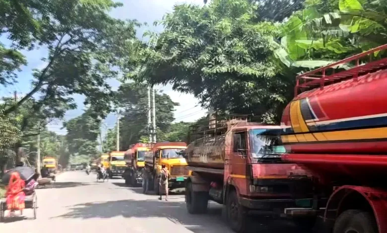 চাঁদাবাজি বন্ধের দাবিতে মহাসড়কে ট্যাংকলরি শ্রমিকদের বিক্ষোভ
