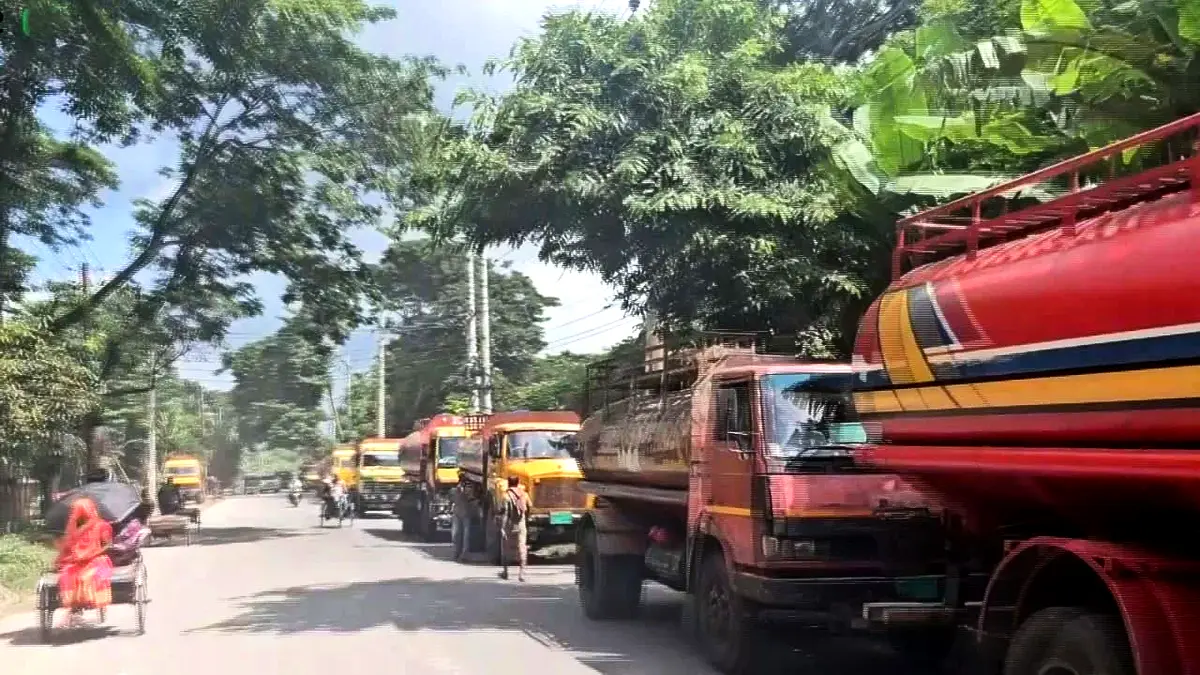 চাঁদাবাজি বন্ধের দাবিতে মহাসড়কে ট্যাংকলরি শ্রমিকদের বিক্ষোভ