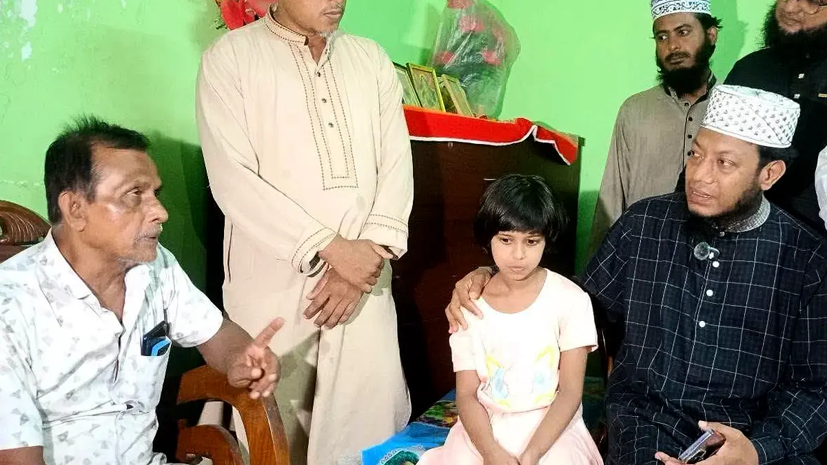কলকাতার আগুনে নিহত দেবাশীষের মেয়ের পড়াশোনার দায়িত্ব নিলেন আমির হামজা