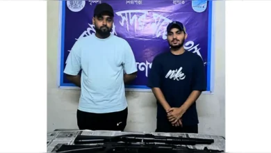 করে আটক দুই টিকটকার খেলনা বন্দুক নিয়ে ভিডিও করে পুলিশের কাছে আটক হয়েছেন