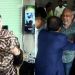‘মা মারা যাচ্ছে, চিকিৎসা করাতে পারছি না’ ব্যাংকে জমানো টাকা তুলতে না পেরে গ্রাহকদের কান্না