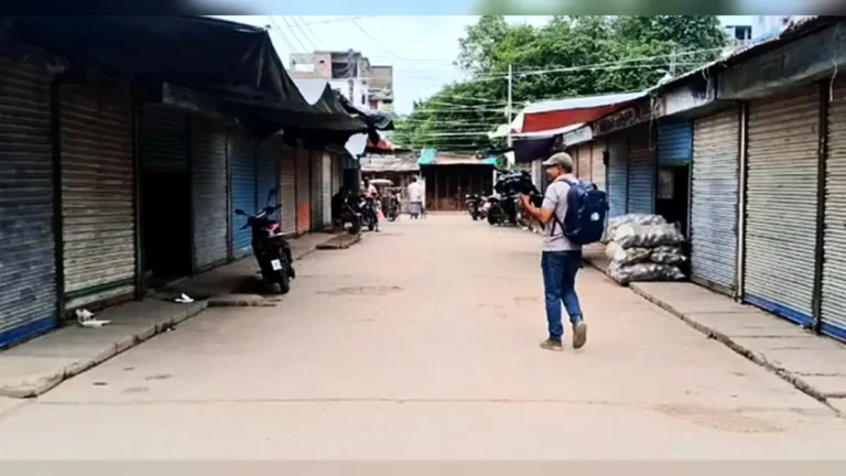 মেহেরপুর: চাঁদাবাজির প্রতিবাদে অনির্দিষ্টকালের জন্য বন্ধ কাঁচাবাজার