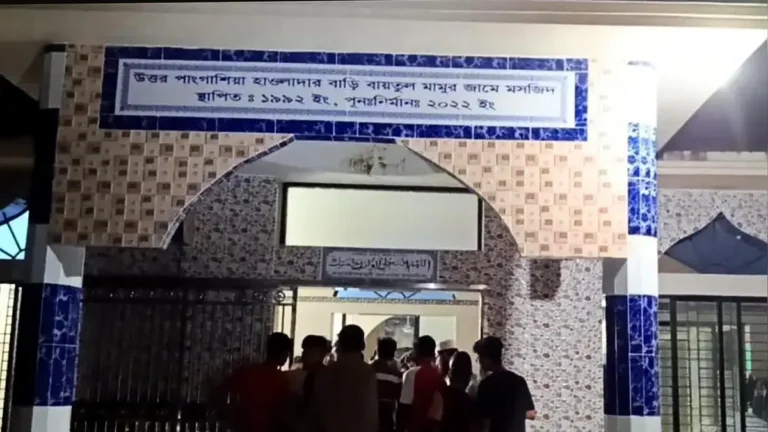 মসজিদের কক্ষে মুয়াজ্জিনের মরদেহ, মৃত্যু ঘিরে রহস্য!