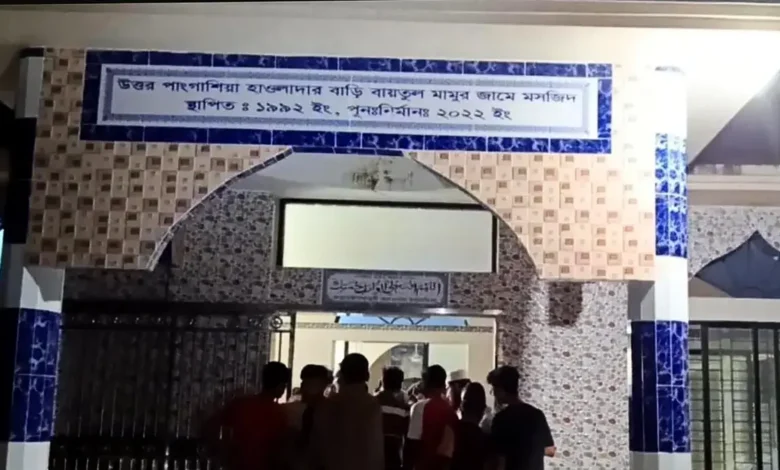 মসজিদের কক্ষে মুয়াজ্জিনের মরদেহ, মৃত্যু ঘিরে রহস্য!