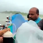 অক্সিজেন মুখে মুমূর্ষু মাকে নিয়ে উত্তাল সাগর পাড়ি
