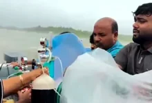 অক্সিজেন মুখে মুমূর্ষু মাকে নিয়ে উত্তাল সাগর পাড়ি