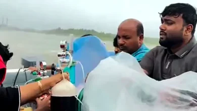 অক্সিজেন মুখে মুমূর্ষু মাকে নিয়ে উত্তাল সাগর পাড়ি