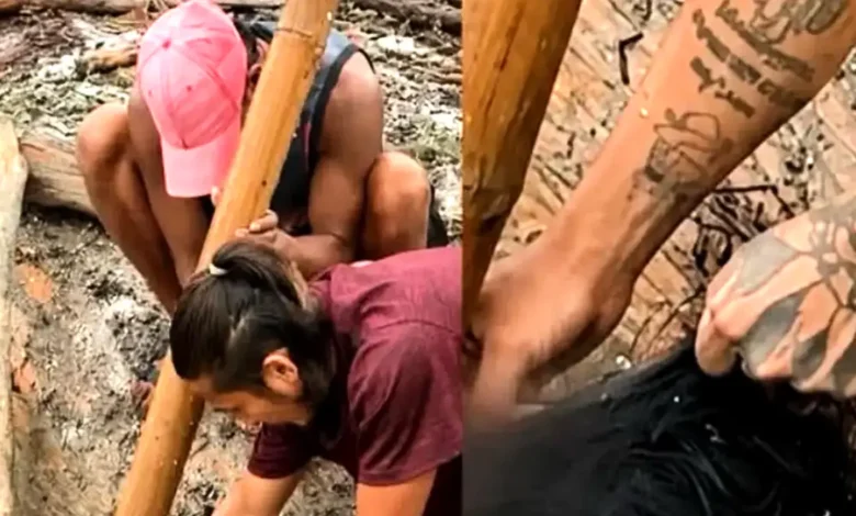 নেপালে বন্যায় মৃত্যু নারীর মরদেহ কাদা থেকে উদ্ধারের বদলে কানের দুল খুলে নেওয়ার চেষ্টা