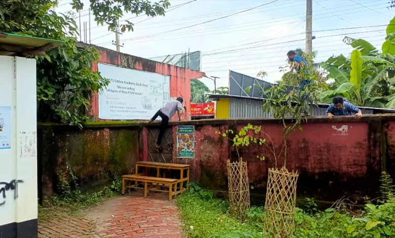 ছাত্রদলের সংঘর্ষে বন্ধ বিশ্ববিদ্যালয়ের ‘পকেট গেট’, দেয়াল টপকে যাতায়াত করছে শিক্ষার্থীরা
