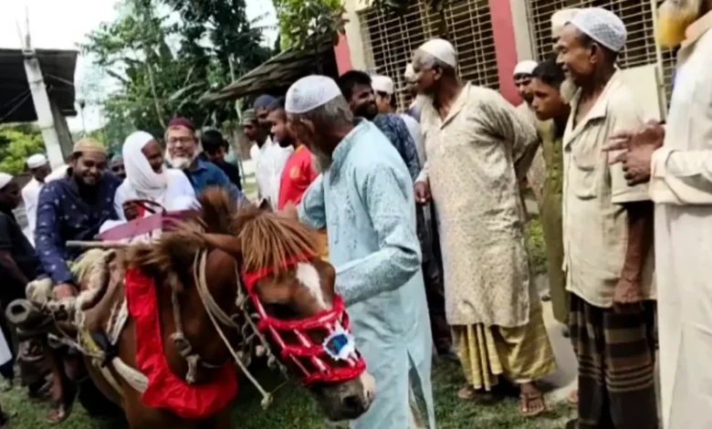 টানা ৪০ বছর দায়িত্ব পালন, ঘোড়ারগাড়িতে বাড়ি ফিরলেন মুয়াজ্জিন শুক্কুর আলী