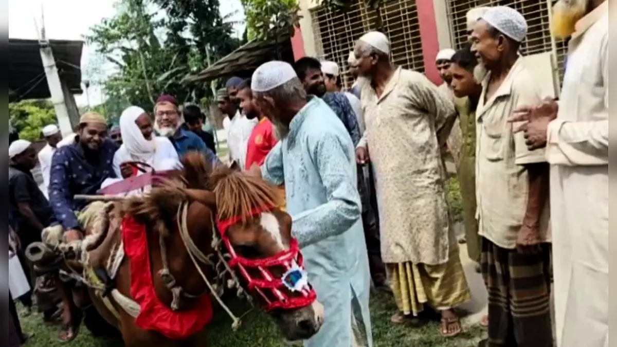 টানা ৪০ বছর দায়িত্ব পালন, ঘোড়ারগাড়িতে বাড়ি ফিরলেন মুয়াজ্জিন শুক্কুর আলী