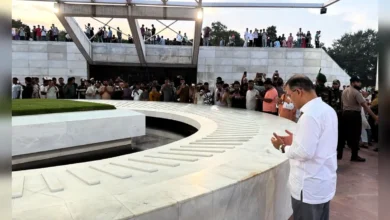 রাষ্ট্রপতি নির্বাচন শেষে মা-বাবার কবর জিয়ারত করলেন প্রধানমন্ত্রী
