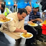 জেলেদের সঙ্গে ট্রলারে খাবার খেলেন নৌপরিবহন প্রতিমন্ত্রী