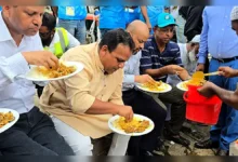 জেলেদের সঙ্গে ট্রলারে খাবার খেলেন নৌপরিবহন প্রতিমন্ত্রী