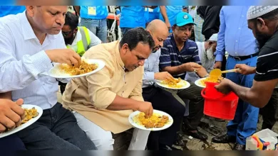 জেলেদের সঙ্গে ট্রলারে খাবার খেলেন নৌপরিবহন প্রতিমন্ত্রী