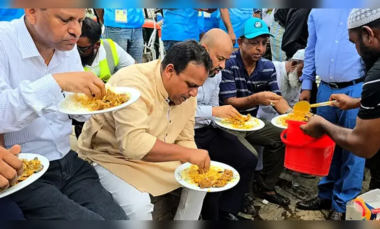 জেলেদের সঙ্গে ট্রলারে খাবার খেলেন নৌপরিবহন প্রতিমন্ত্রী