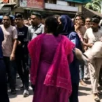 রাজবাড়ীর কাপড় বাজারে পুলিশের সামনেই নারীকে লাথি-ধাক্কা, ক্ষোভ