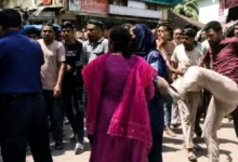 রাজবাড়ীর কাপড় বাজারে পুলিশের সামনেই নারীকে লাথি-ধাক্কা, ক্ষোভ