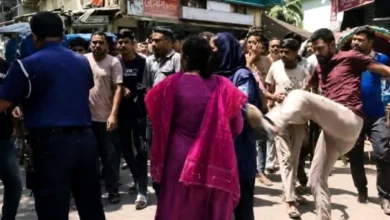 রাজবাড়ীর কাপড় বাজারে পুলিশের সামনেই নারীকে লাথি-ধাক্কা, ক্ষোভ
