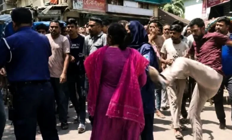 রাজবাড়ীর কাপড় বাজারে পুলিশের সামনেই নারীকে লাথি-ধাক্কা, ক্ষোভ